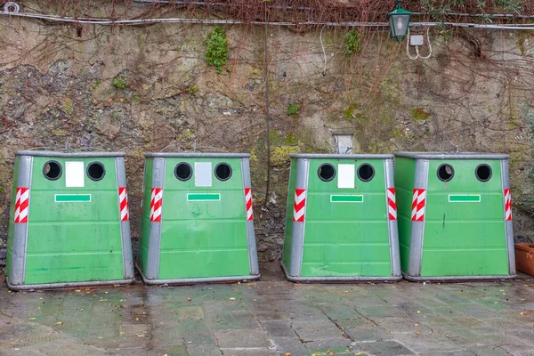 Vier Grüne Recyclingbehälter Für Glas — Stockfoto