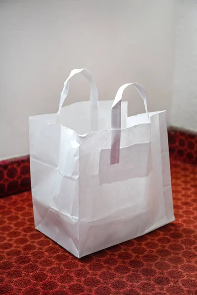 大きな白い紙のショッピングバッグで床 — ストック写真