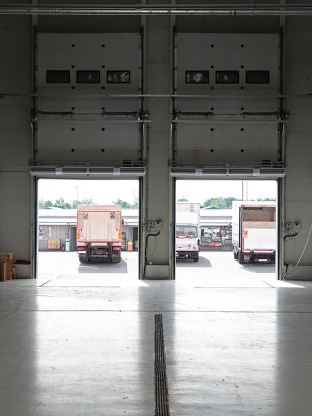 物流倉庫における貨物ドアの積載 — ストック写真