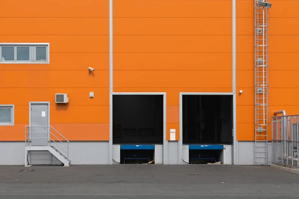 橙色配送仓库的两个货柜门 — 图库照片