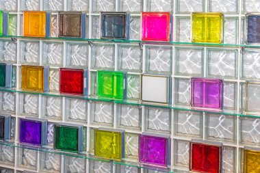 Renkli Cam Küpler Şeffaf Duvar Yapısı