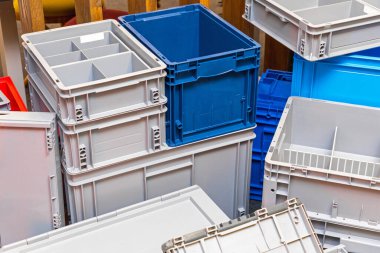 Birçok Plastik Taşıma Kutusu ve Sandığı