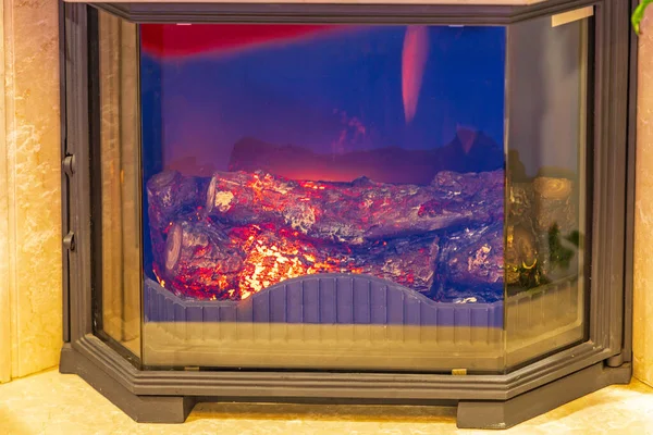 セラミック木材ログと電気暖炉火災効果 — ストック写真