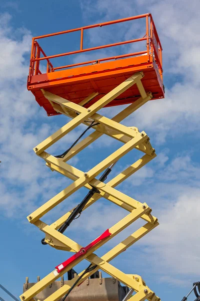 Tall Scissor Lift Platform Machine Construction Site — 스톡 사진