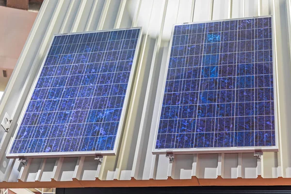 Dos Celdas Panel Solar Tejado Casa — Foto de Stock