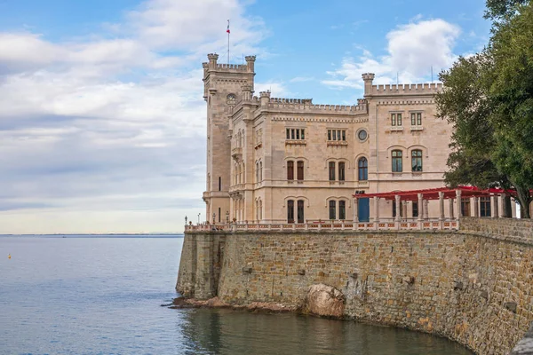 Adriyatik Denizi Ndeki Miramare Kalesi Talya Trieste Yakınlarında — Stok fotoğraf