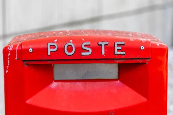 イタリアの赤い郵便ポストボックスポスト — ストック写真