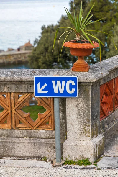 Arrow Toilet Direction Sign Pole Outdoor — Stock Photo, Image