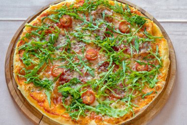 Arugula ve İtalyan Domatesli Geleneksel Pizza