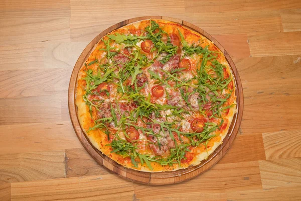 Pizza Tradicional Com Cozinha Italiana Arugula Tomate — Fotografia de Stock
