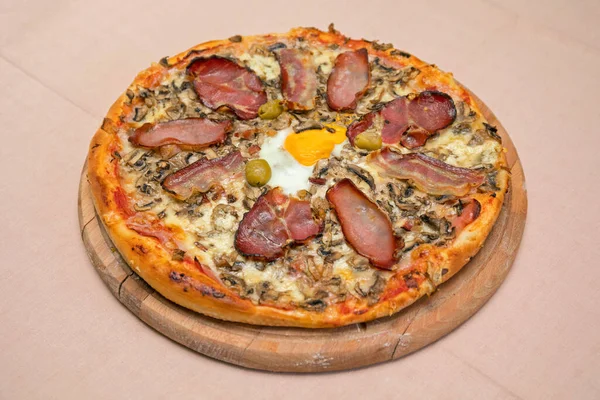 Pizza Tradicional Com Cozinha Italiana Proscuitto Ovo — Fotografia de Stock