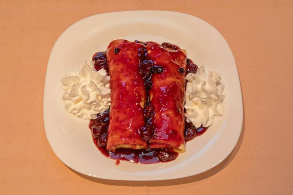 Zwei Pfannkuchen Crêpes Mit Kirschmarmelade Dessert — Stockfoto