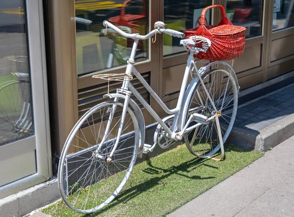 Weißes Fahrrad Mit Rotem Korb Vor Cafe — Stockfoto