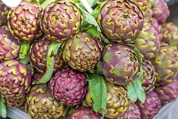 Green Globe Artischocken Auf Bauernmarkt Italien — Stockfoto