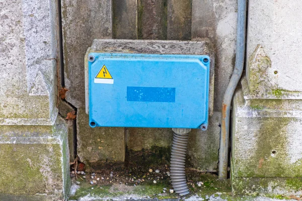 Синий Электрический Ящик Внешней Стены — стоковое фото