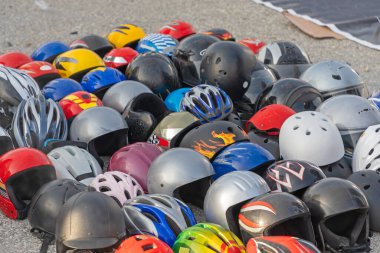 Kullanılan Miğferlerin Renkli Değişkenliği Koruyucu Malzemeler