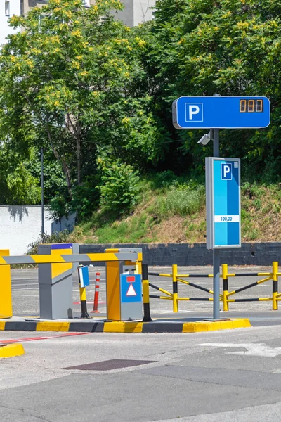 Öffentliches Parken Mit Blauem Schild Freiraumzähler — Stockfoto