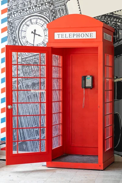 Ανοιχτή Πόρτα Στο Κόκκινο Τηλεφωνικό Πλαίσιο Δεν Είναι Πρωτότυπο — Φωτογραφία Αρχείου