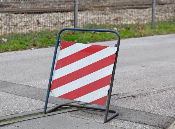 Przypięty Znak Ostrzegawczy Plac Ulicy Uwaga — Zdjęcie stockowe