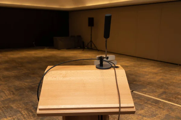 Pusty Drewniany Głośnik Podium Sali Konferencyjnej — Zdjęcie stockowe