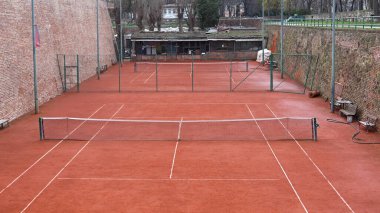 Turuncu Çamurlu Boş Tenis Sahası
