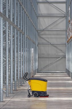 Depo zeminini temizlemek için Temizleme Makinesinin Arkasına Geç