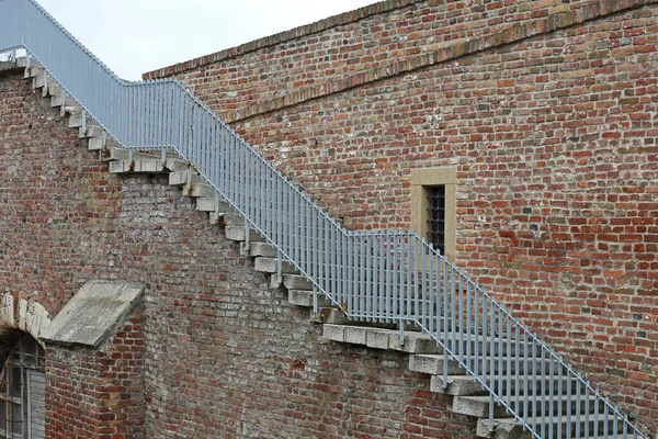 Lange Außentreppe Der Seite Des Backsteingebäudes — Stockfoto