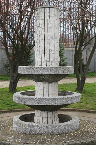 Trzy Poziomy Marmuru Stone Water Fountain Landmark — Zdjęcie stockowe