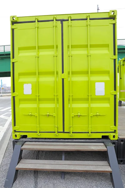 Grüner Container Zum Wohnen Für Kleine Wohnungen Umgebaut — Stockfoto