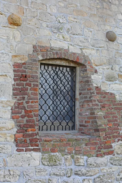 Otwór Okienny Metalowymi Prętami Ścianie Cegły — Zdjęcie stockowe