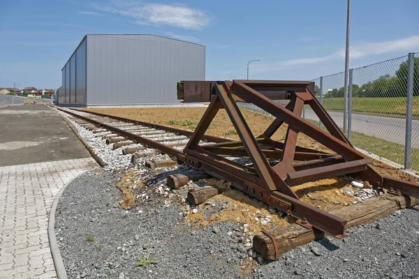 Distributie Magazijn Gebouw Met Rail Road Tracks — Stockfoto
