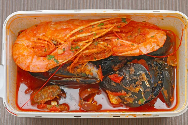 麝香软体动物将地中海海鲜放在外卖箱中 — 图库照片