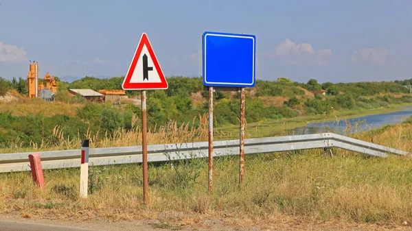 Dos Señales Tráfico Lado Carretera Cerca Del Canal Agua — Foto de Stock