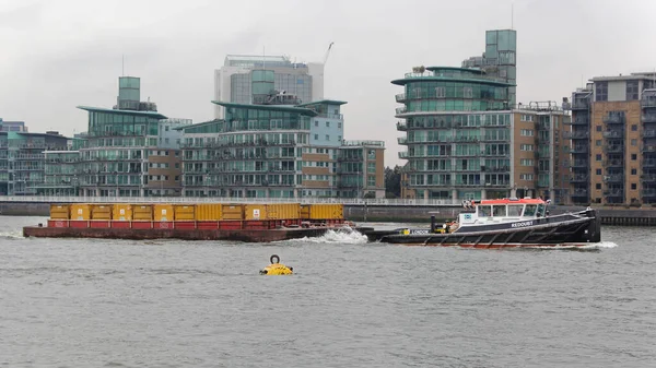 Londres Reino Unido Janeiro 2013 Barcaças Lixo Rebocadas Por Rebocador — Fotografia de Stock