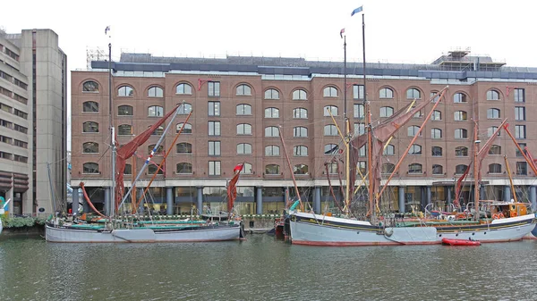 London Січня 2013 Big Boats Ships Moored Katharine Docks Marina — стокове фото