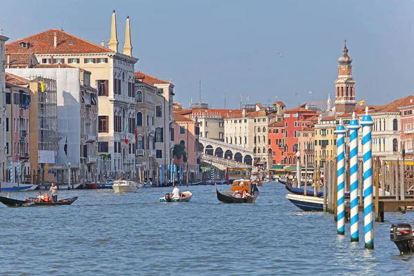 Veneza Itália Julho 2013 Famoso Grande Canal Pitoresco Perto Ponte — Fotografia de Stock