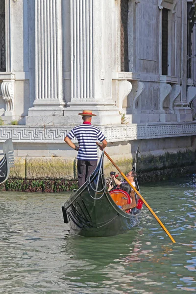 Venice Italy July 2013 Turists Traditional Gondola Boat Grand Canal — Stock Photo, Image