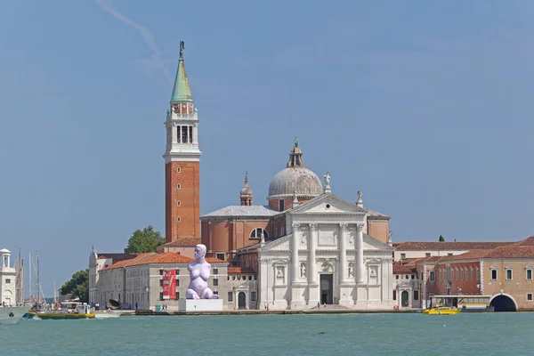 Veneza Itália Julho 2013 Arte Moderna Escultura Grande Frente Chuch — Fotografia de Stock