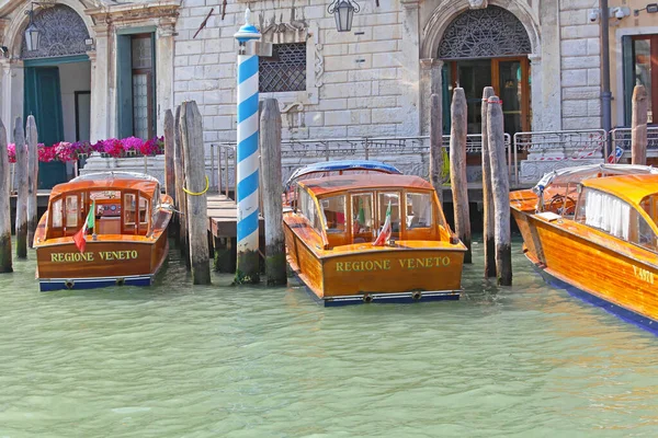 Венеція Липня 2013 Regione Veneto Water Taxi Boats Grand Canal — стокове фото