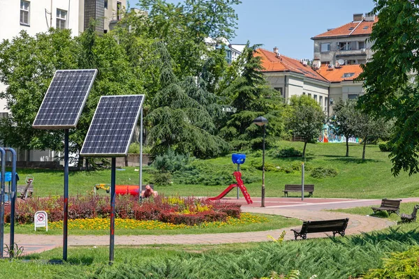 Belgrado Serbia Junio 2019 Dos Paneles Solares Parque Ciudad Belgrado —  Fotos de Stock