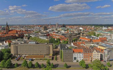 Hanover, Almanya - 3 Mayıs 2011: Almanya 'nın Hannover kentindeki New City Hall Binası' ndan Sunny Afternoon 'daki Hava Kenti.
