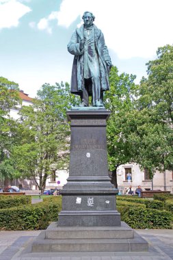 Hanover, Almanya - 3 Mayıs 2011: Karl Karmarsch Alman Eğitimci Bronz Heykeli Hannover, Almanya Politeknik Okulu Kurucu Direktörü.