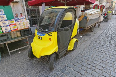 Napoli, İtalya - 23 Haziran 2014: Napoli, İtalya 'da Poste Italiane Küçük Elektrik Hizmetleri Aracı.