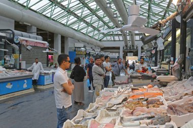 Roma, İtalya - 30 Haziran 2014: Roma, İtalya 'daki Balık Pazarı Yakınlarındaki Balık Pazarı' nda Balıkçılar ve Alışverişçiler.