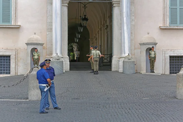 Ρώμη Ιταλία Ιουνίου 2014 Αλλαγή Φρουράς Στο Προεδρικό Μέγαρο Quirinale — Φωτογραφία Αρχείου