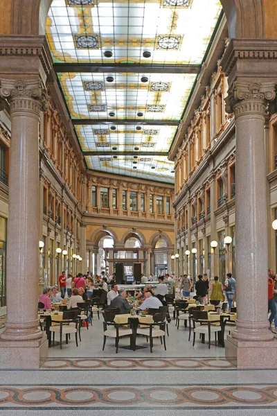 2014年6月30日 意大利罗马 人们坐在意大利罗马Galleria Alberto Sordi购物中心的咖啡厅 — 图库照片