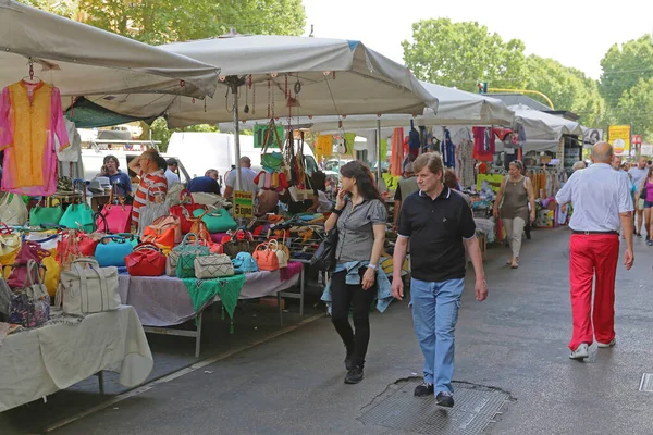 Róma Olaszország Június 2014 Street Market Stalls Olcsó Ruházat Divat — Stock Fotó