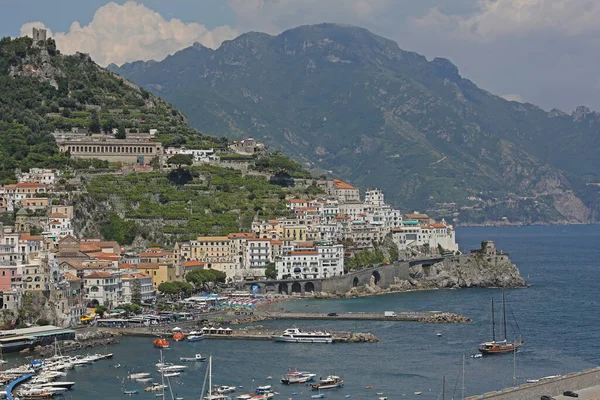 Amalfi Italia Junio 2014 Pintoresca Ciudad Costera Día Verano Acantilados — Foto de Stock