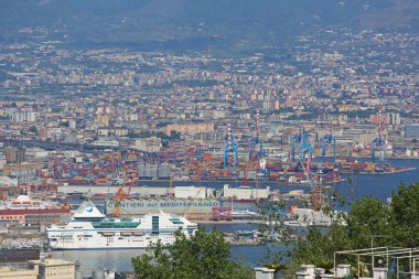 Napoli, İtalya - 21 Haziran 2014: Napoli, İtalya 'daki Kargo Konteynır Terminali Cantieri del Mediterraneo Limanı.
