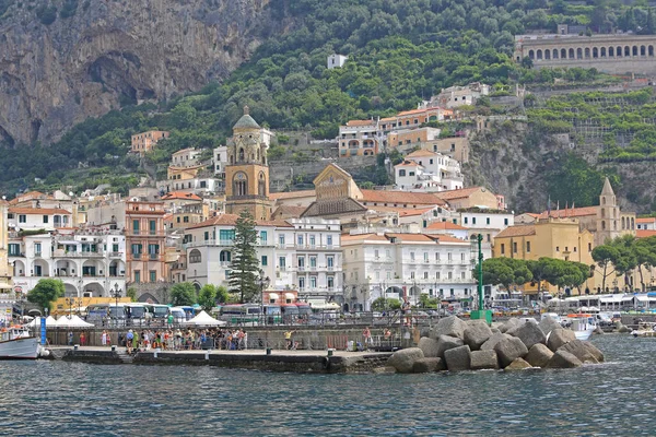 Amalfi Italia Junio 2014 Los Turistas Esperan Transporte Barco Muelle — Foto de Stock